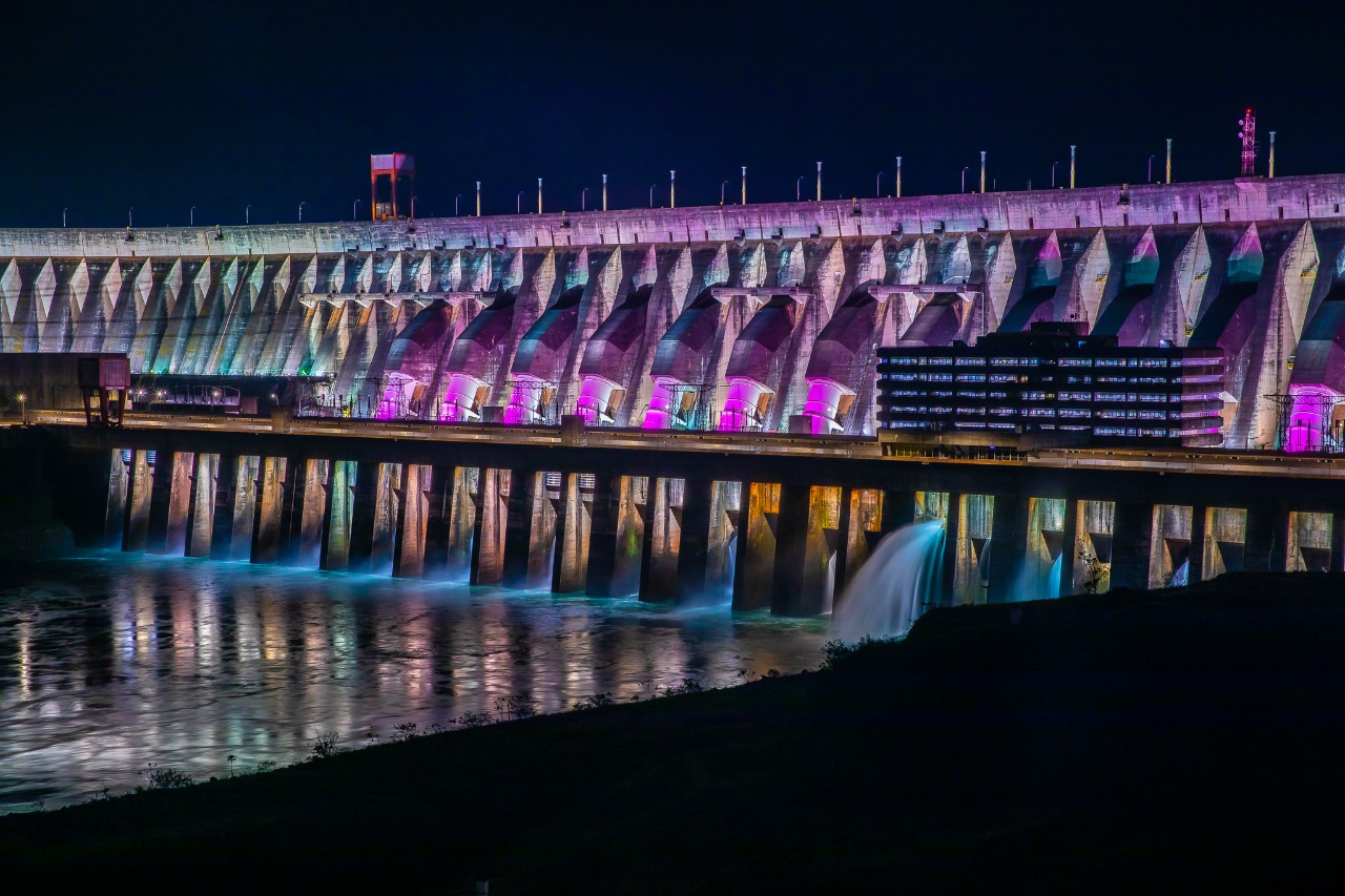 Itaipu Iluminada: O Espetáculo Noturno da Usina Binacional